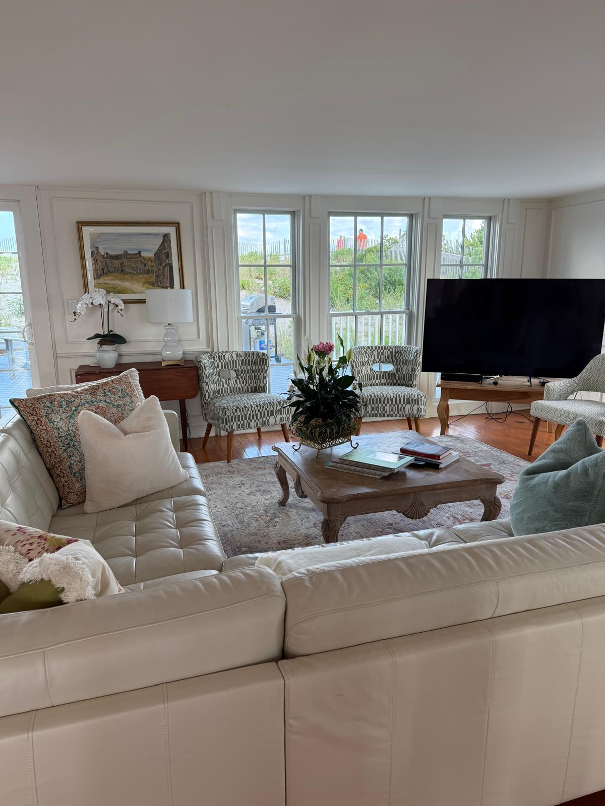 Bright open living space cleaned by Le Nid Propre